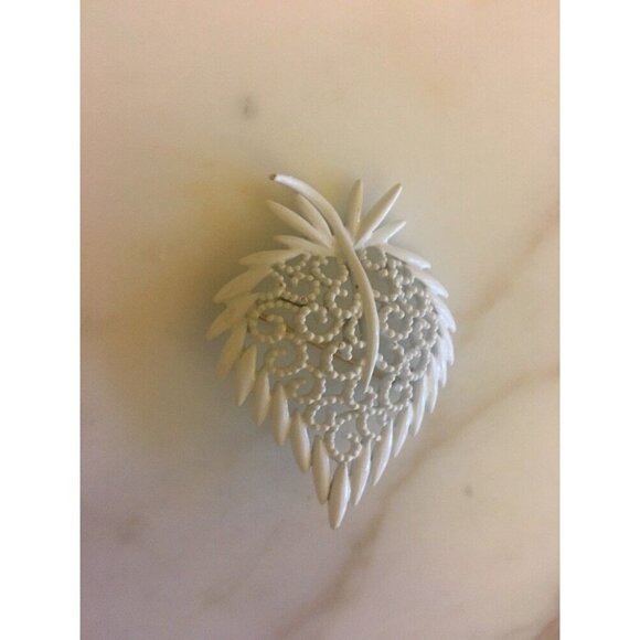 Vintage 1970's Monet White Enamel Filigree Lacy Heart Strawberry Brooch Pin - Picture 2 of 4